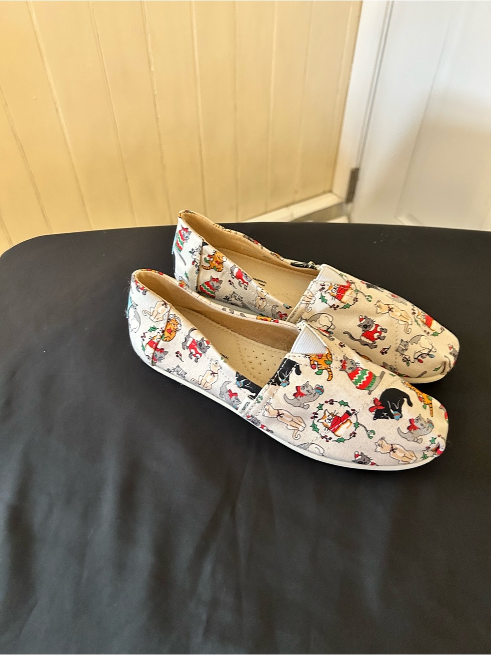 TOMS Belmont Holiday Cats Canvas Slip On Flats/Size 8.5/NWOT